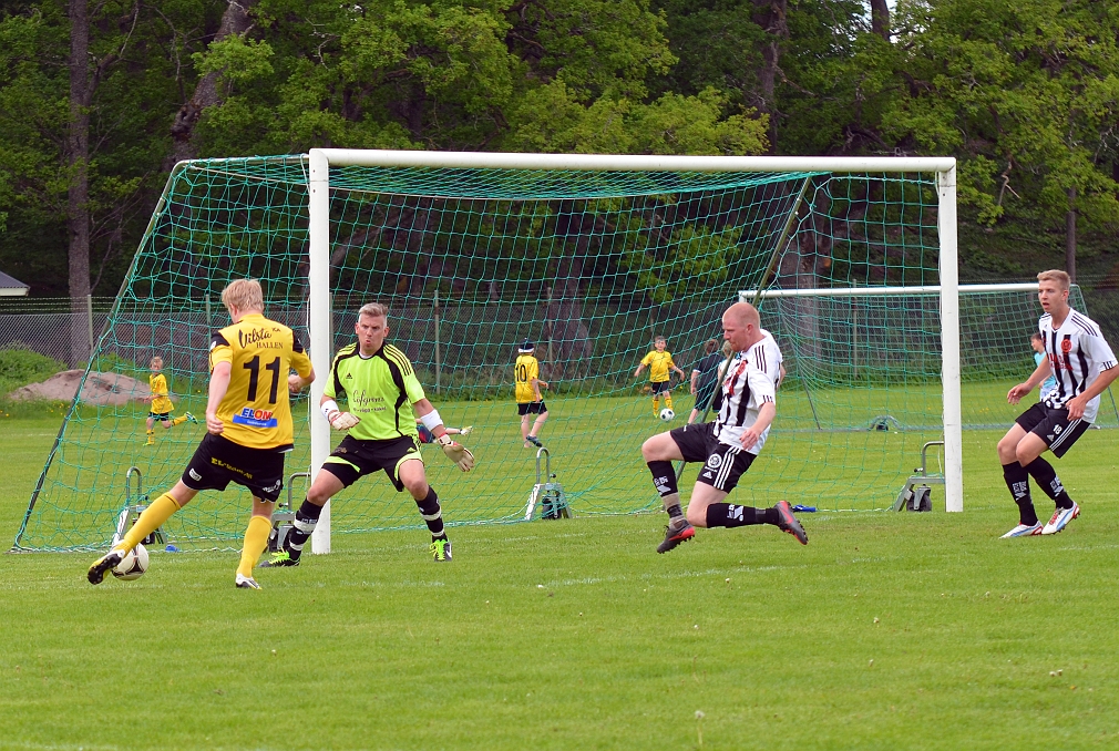 2013_0601_19.JPG - . . . . som ser en lucka i bortre hörnat. . . .