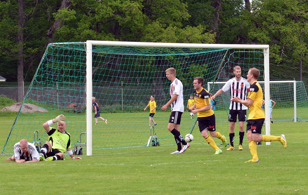 2013_0601_20.JPG - . . . . och bollen går i mål, Södra tar ledningen med 2-1