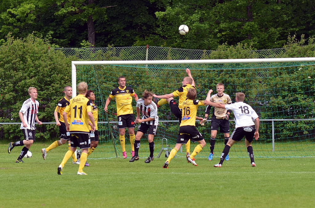 2013_0601_22.JPG - Filip Stjernfeldt nickar undan bollen framför målet