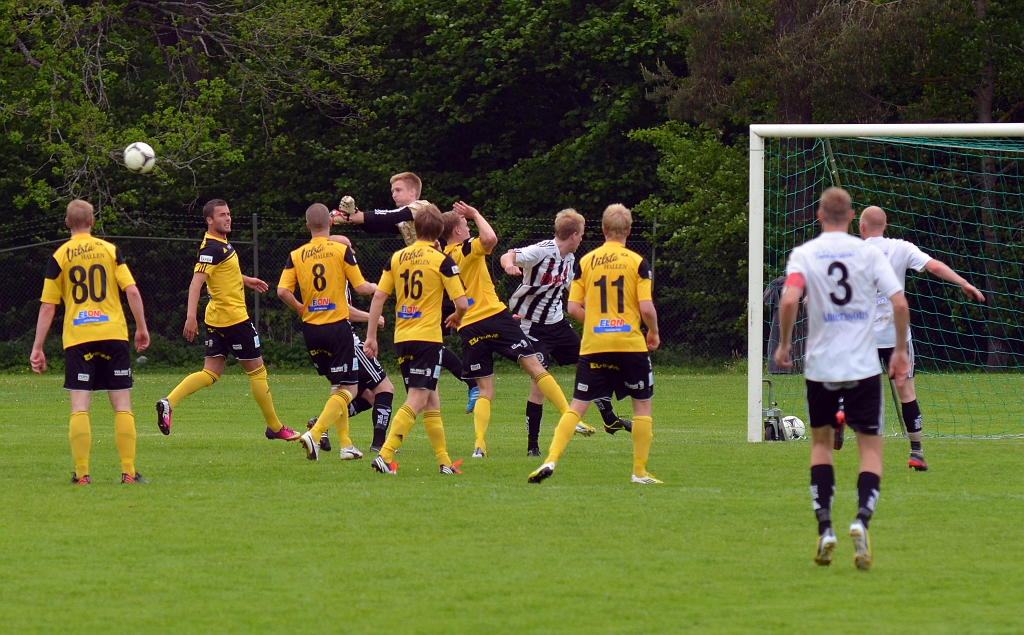 2013_0601_23.JPG - Emil Gillberg boxar undan bollen