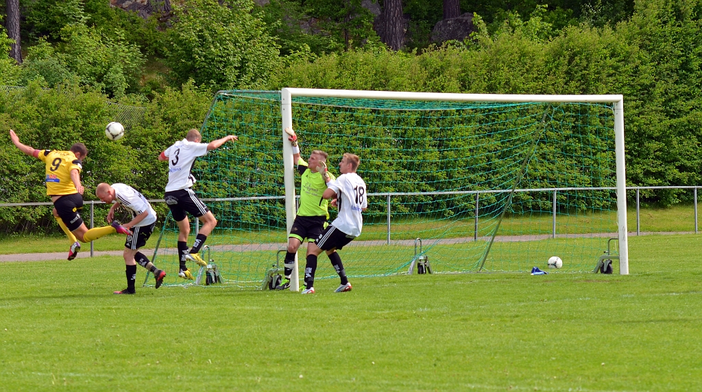 2013_0601_24.JPG - Dennis Boskailo hinner inte riktigt på bollen förräns den har gått över kortlinjen