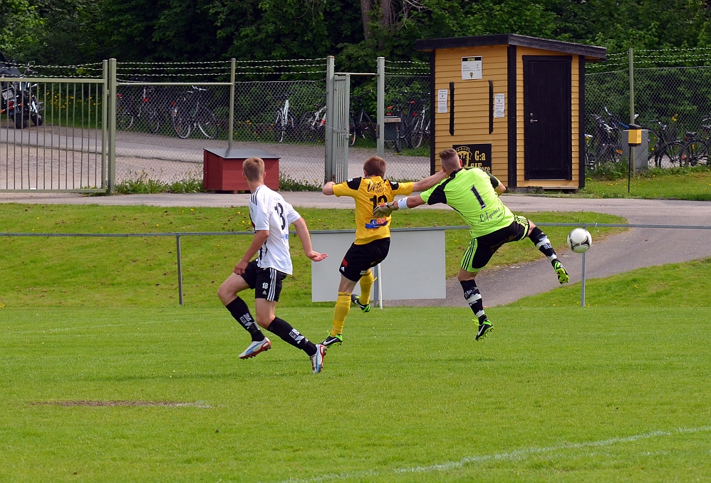 2013_0601_25.JPG - Munktorps målvakt är långt ute och avvärjer