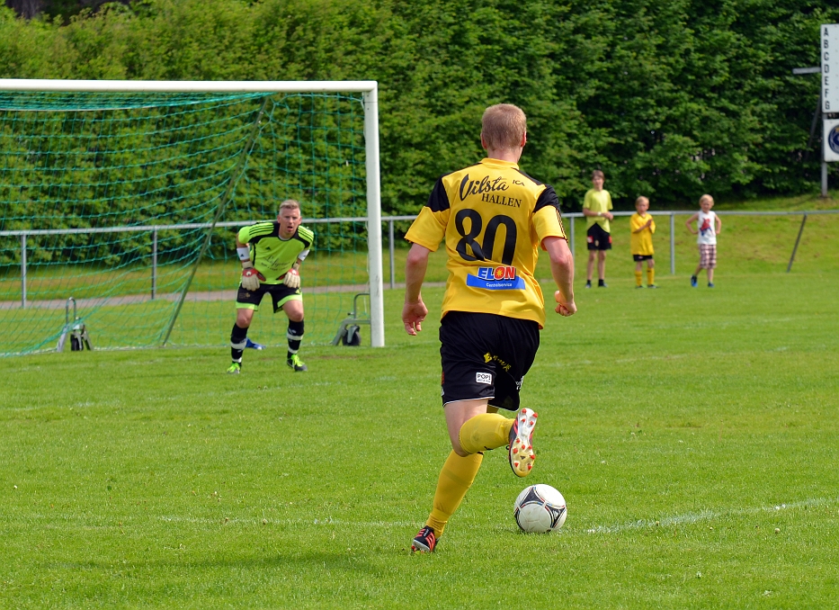 2013_0601_26.JPG - Filip Stjernfeldt kommer med bollen på vänsterkanten. . . .
