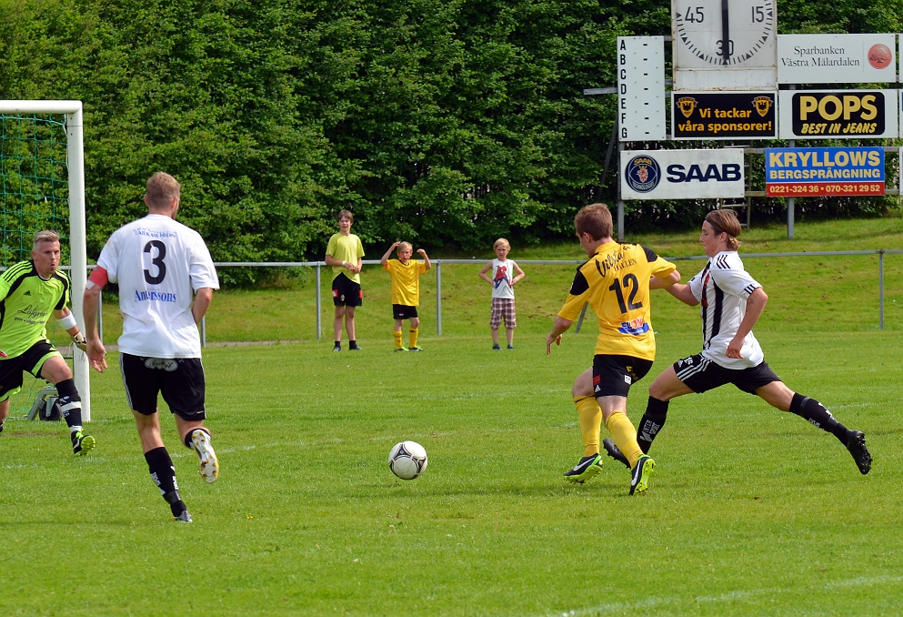 2013_0601_27.JPG - . . . . spelar in den till Brandon Wade. . . .