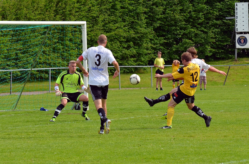 2013_0601_28.JPG - . . . . när Brandon skall avsluta med ett skott, kommer munktorpsspelare ifatt och styr undan bollen.