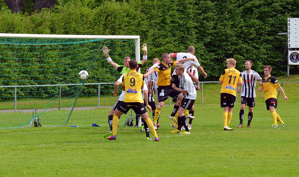 2013_0601_29.JPG - En hörna där bollen passerar alla och går ut åt vänster