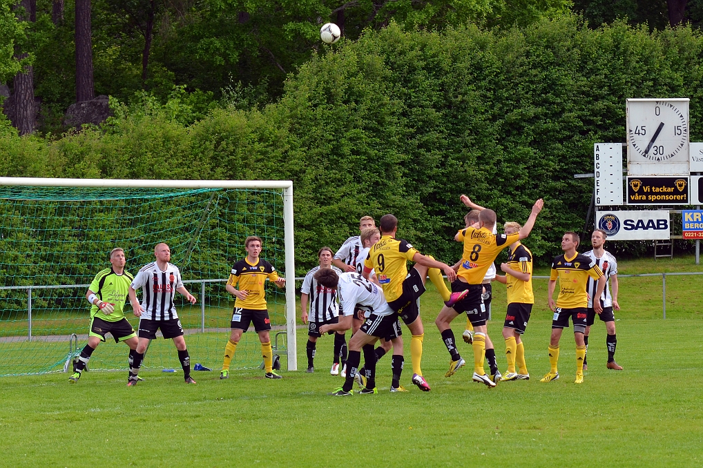 2013_0601_30.JPG - Ännu en hörna för Södra men bollen går högt över