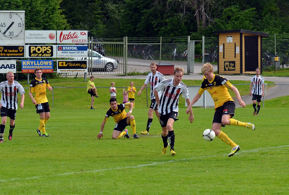 2013_0601_31.JPG - Martin Haglind försöker få kontroll på bollen