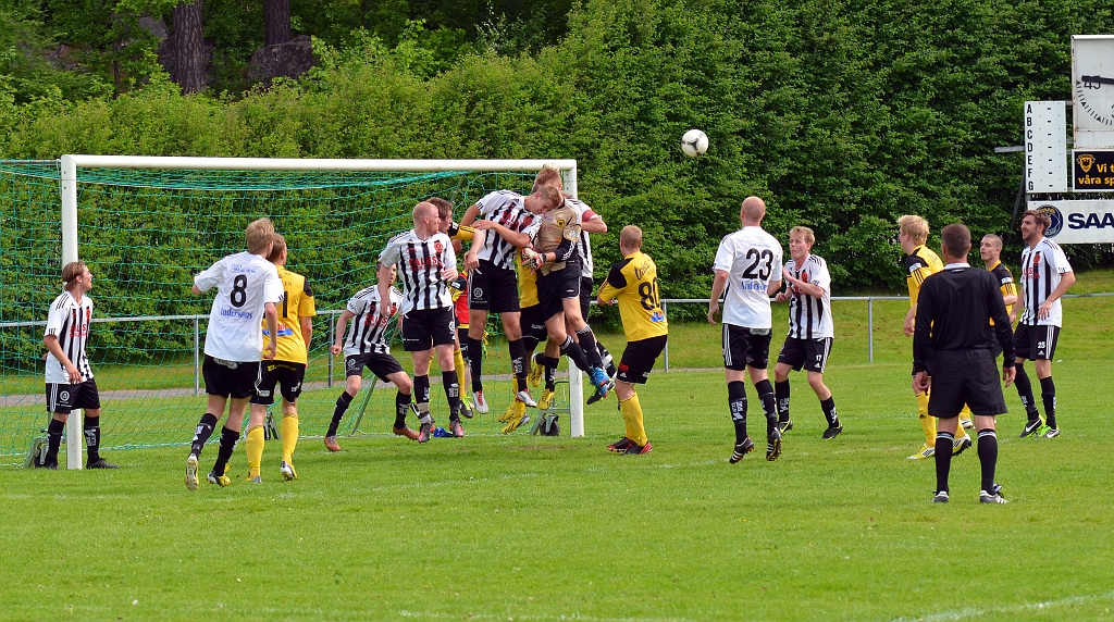 2013_0601_33.JPG - En sista chans till kvittering men bollen nickas undan av munktorpsspelaren