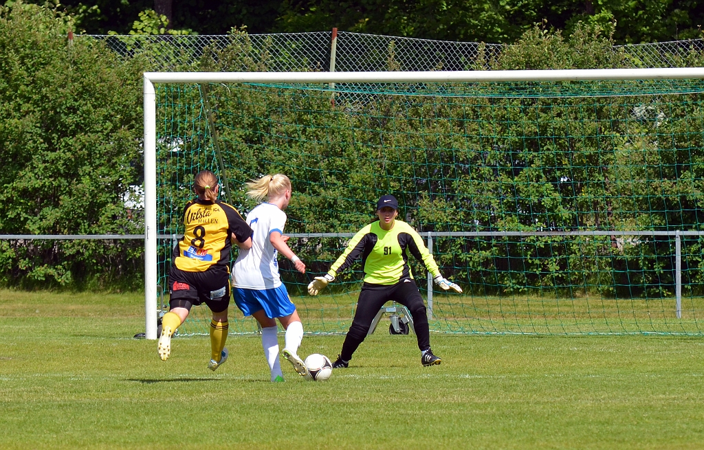 2013_0608_02.JPG - Redan i 1:a minuten fick Forssa en bra chans . . . .