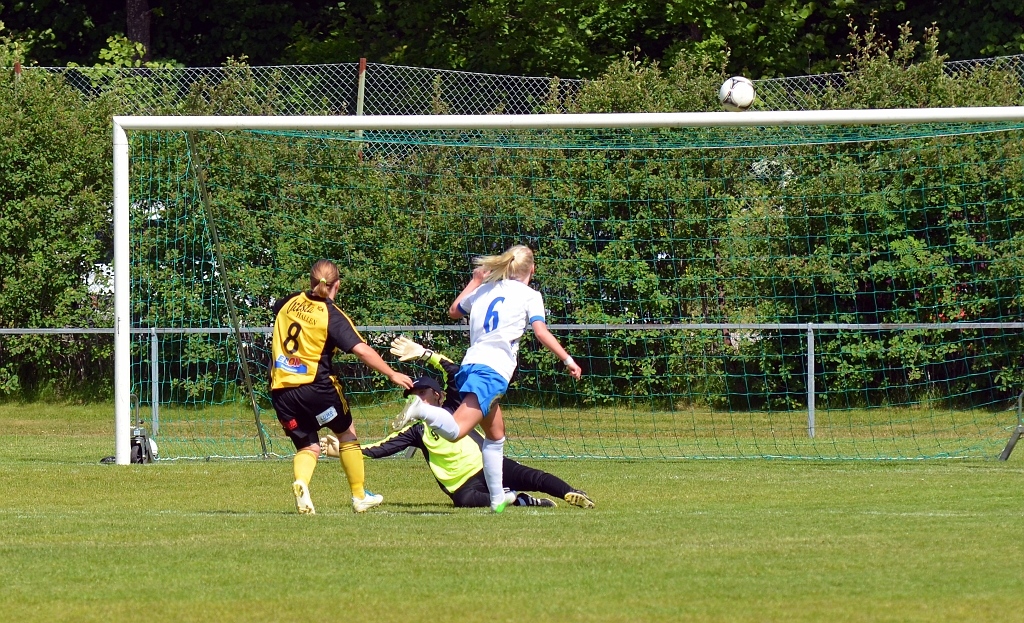 2013_0608_04.JPG - . . . . och hon skjuter bollen strax över ribban