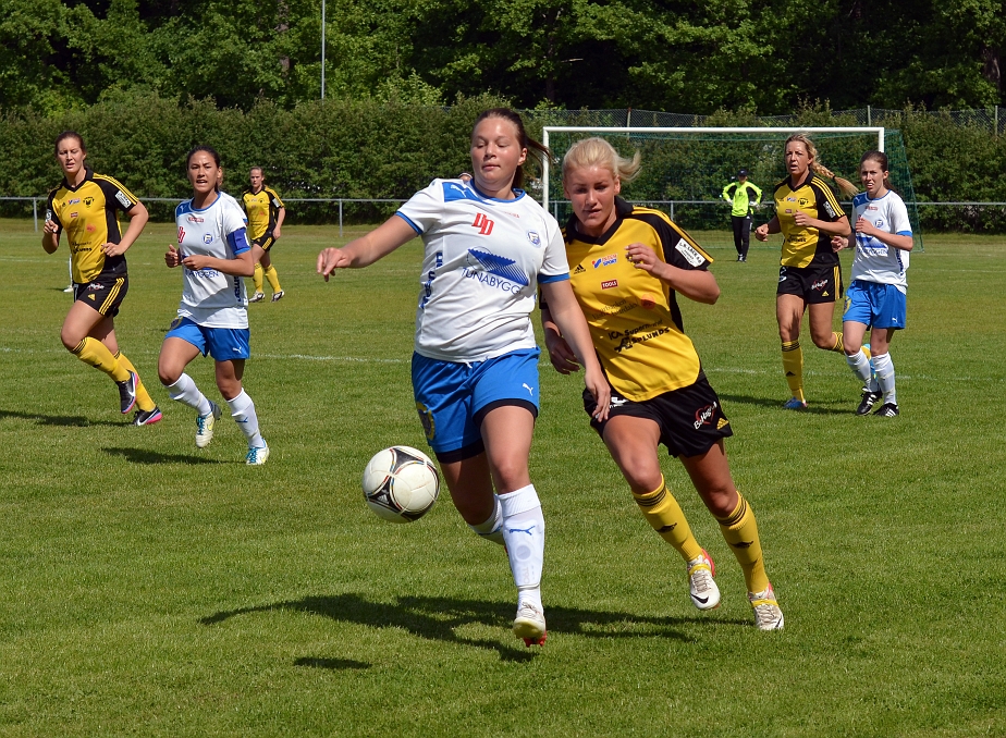 2013_0608_05.JPG - Cornelia Andersson sätter press på Forssaspelaren