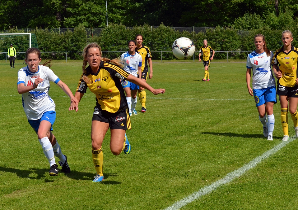 2013_0608_06.JPG - Mariellé Persson hinner inte upp bollen innan sidlinjen