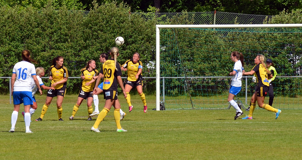 2013_0608_08.JPG - Södraförsvaret nickar undan bollen framför målet