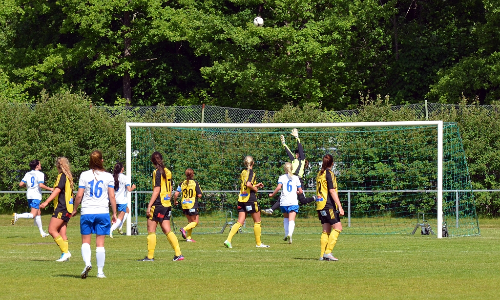 2013_0608_10.JPG - . . . . där bollen går över muren och i ribban och sedan rakt upp i luften