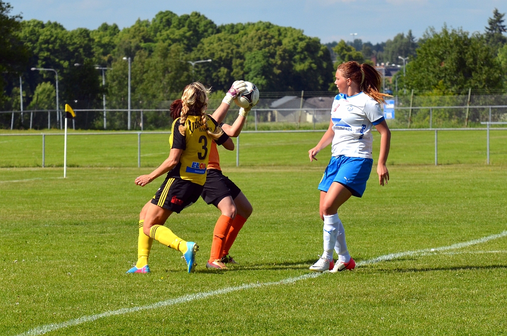 2013_0608_11.JPG - Forssa's målvakt hinner ut och ta bollen före Mariellé Persson