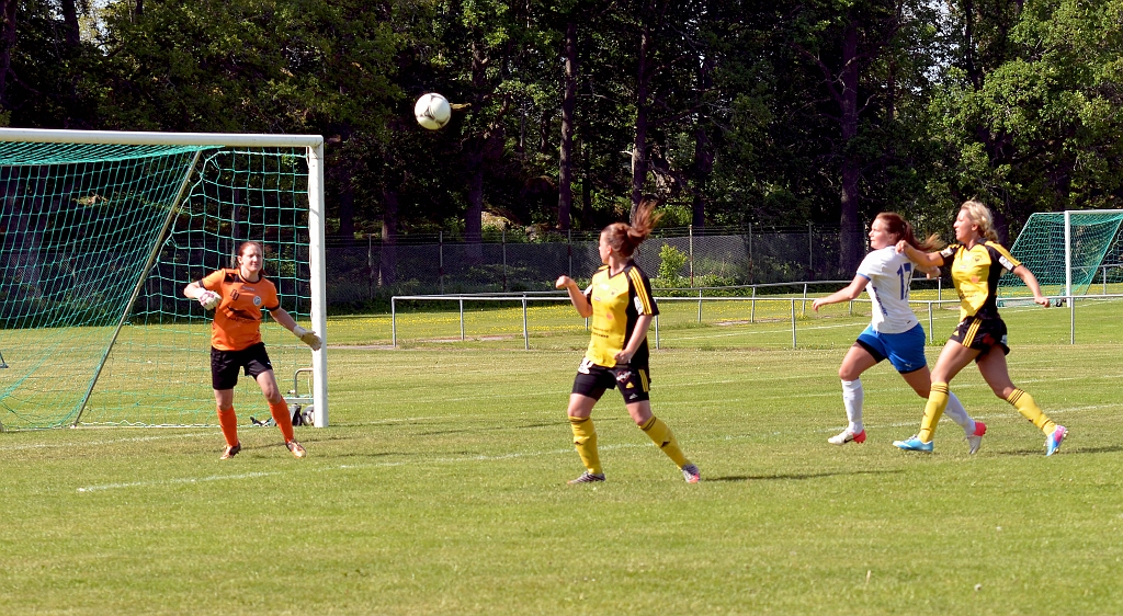 2013_0608_12.JPG - Sandra Sjöberg i bra läge men nicken blev lite för lös och kort