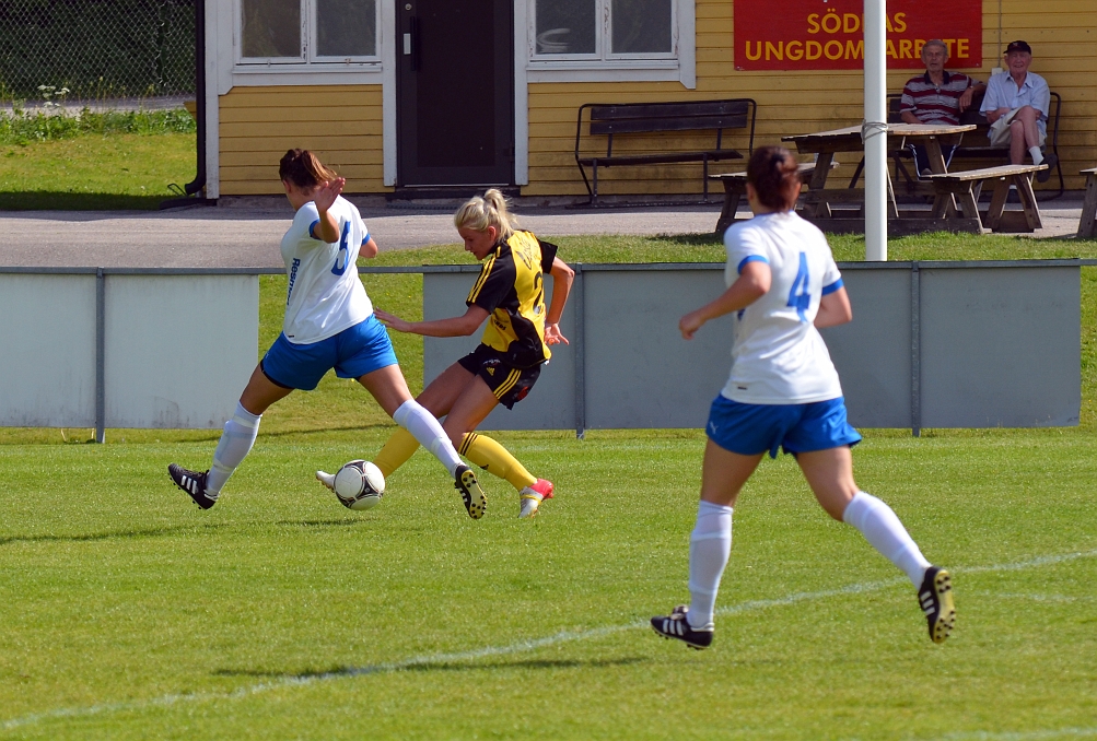 2013_0608_14.JPG - Cornelia Andersson försöker med ett inlägg från högerkanten