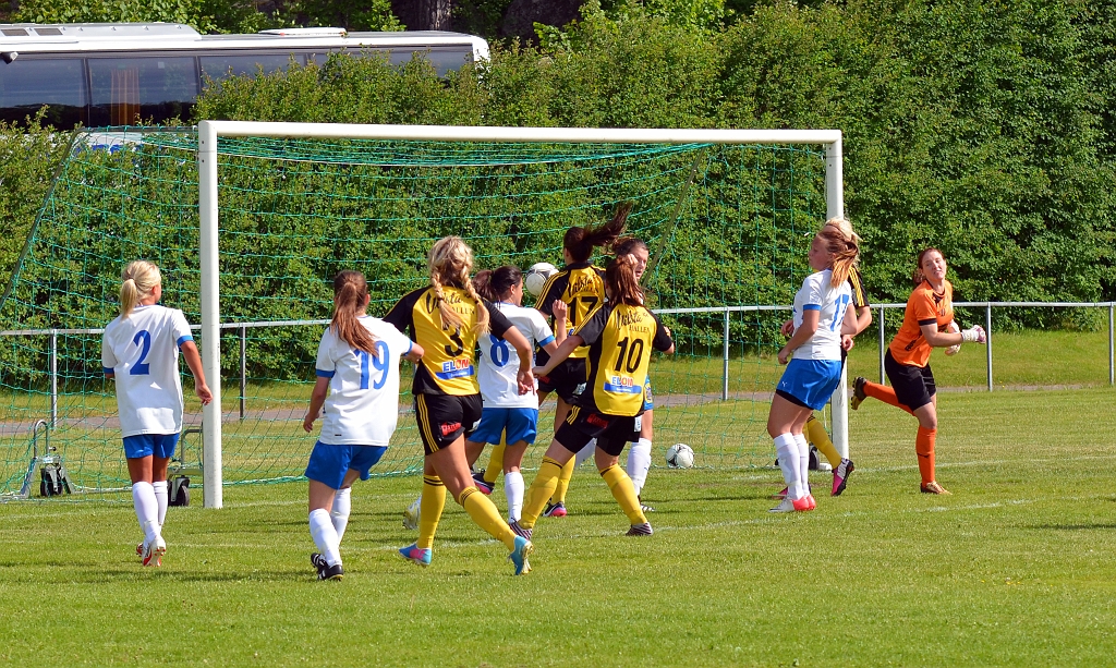2013_0608_16.JPG - En hörna där bollen passerar målvakten men trots många Södraspelare vid målet får man inte in bollen