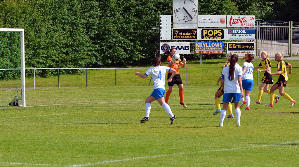 2013_0608_19.JPG - Ett skott utifrån planen där Forssamålvakten inte har kontroll på bollen . . . .