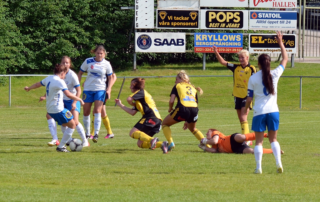 2013_0608_21.JPG - . . . . bollen blockeras av försvarare samtidigt som målvakten gör illa sig . . . .