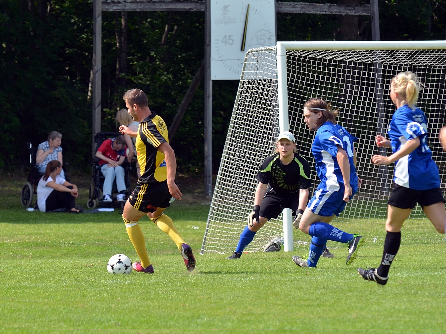 2013_0706_06.JPG - Dennis Boskailo vänder upp med bollen i straffområdet