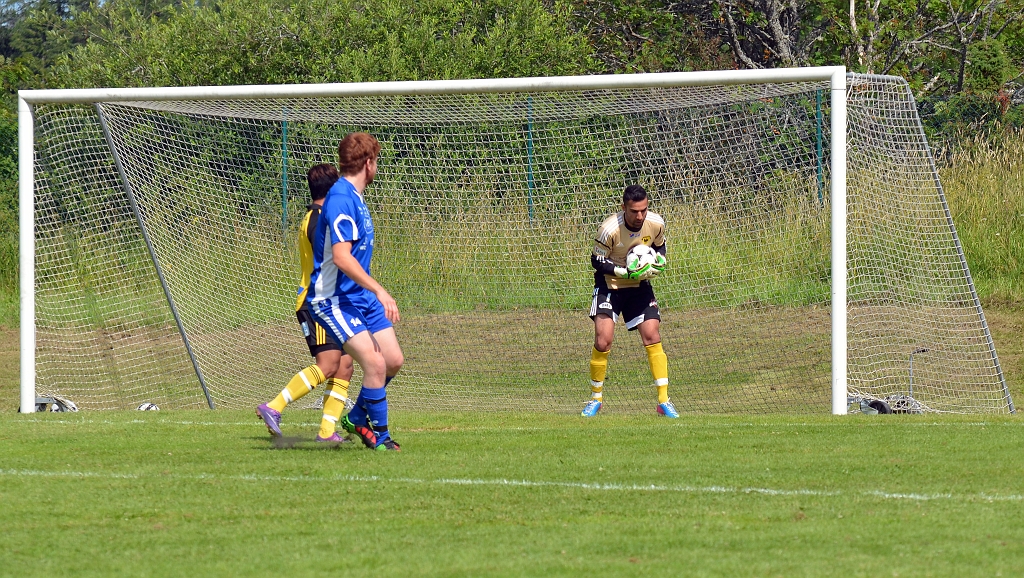 2013_0706_08.JPG - Södras målvakt Alan Bahram tar enkelt in bollen i famnen