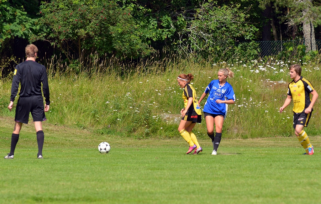 2013_0706_09.JPG - Ida Asp bryter en passning