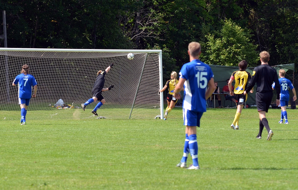 2013_0706_12.JPG - Niklas Fredriksson har skjutit från distans men bollen skruvar sig strax utanför målet