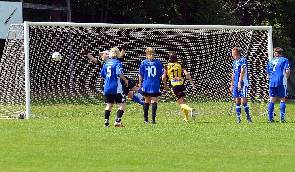 2013_0706_14.JPG - Niklas Fredriksson skjuter mot mål . . . .