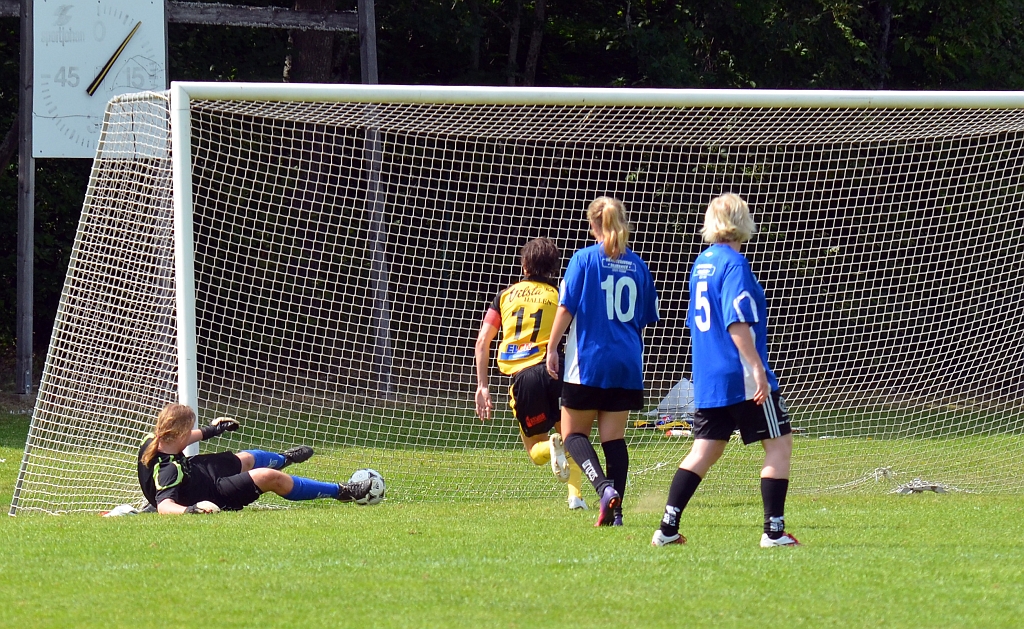 2013_0706_15.JPG - . . . . bollen tar i stolpen och Niklas rusar på returen . . . .