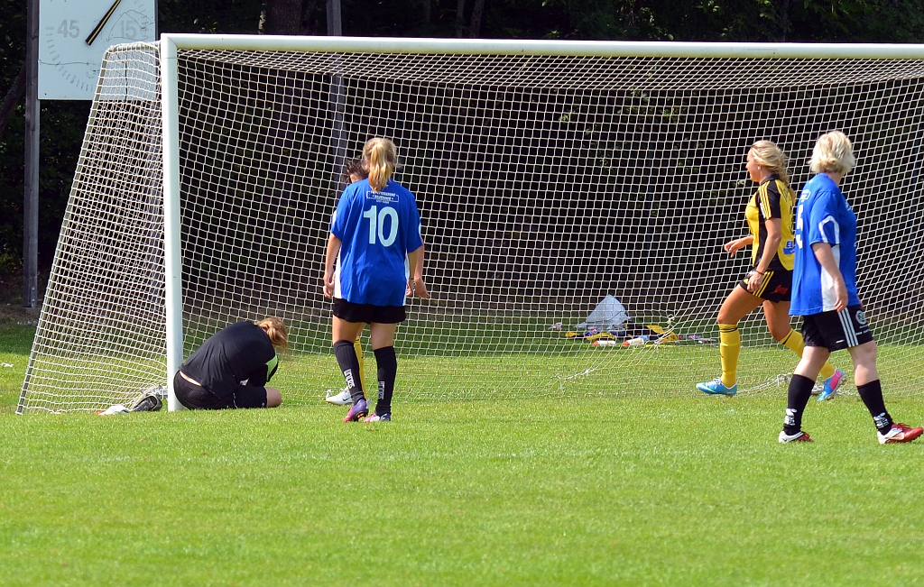 2013_0706_16.JPG - . . . . men målvakten hinner få grepp på bollen