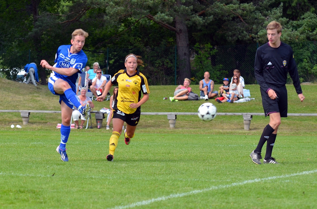 2013_0706_17.JPG - Ida Asp försöker att komma åt bollen på mitten