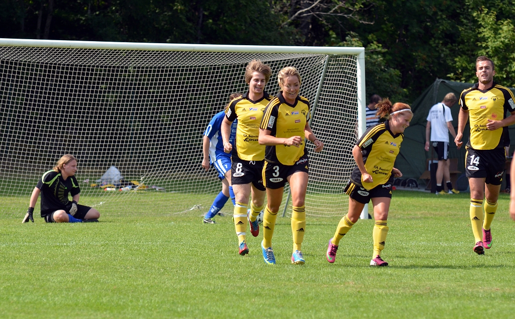 2013_0706_19.JPG - Glada Södraspelare efter 2-0 målet