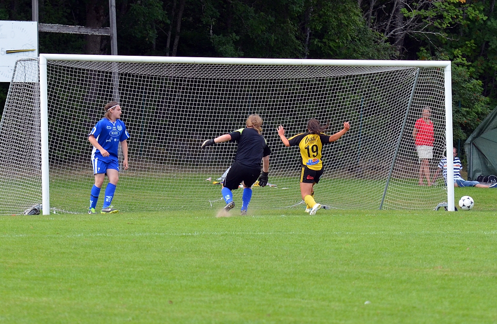2013_0706_20.JPG - Amanda Lund är nära att öka på Södras ledning men missar bollen med några centimeter