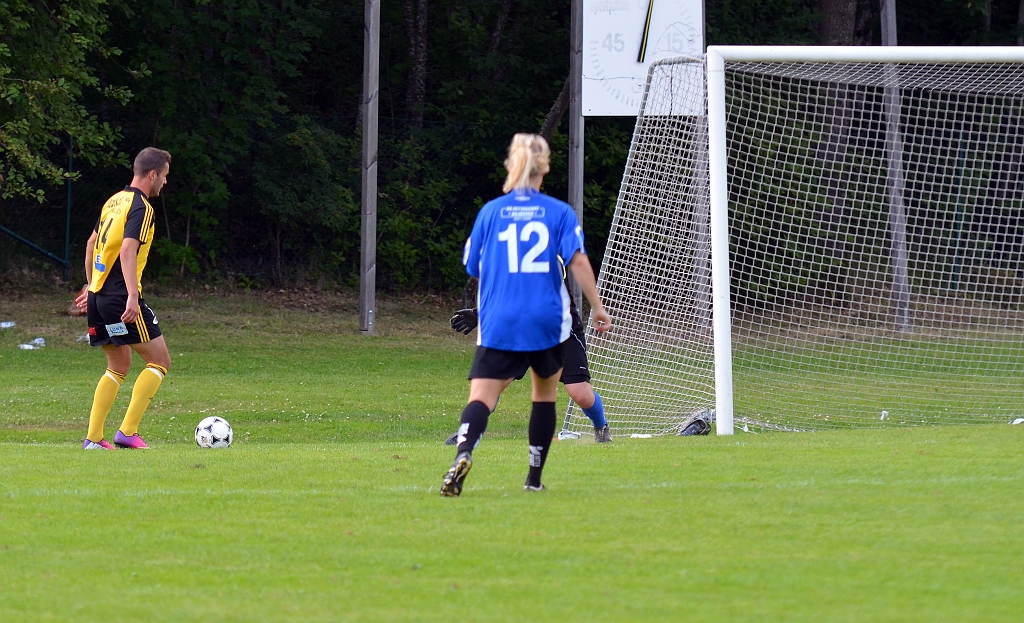 2013_0706_22.JPG - Dennis Boskailo i bra läge snett framför målet