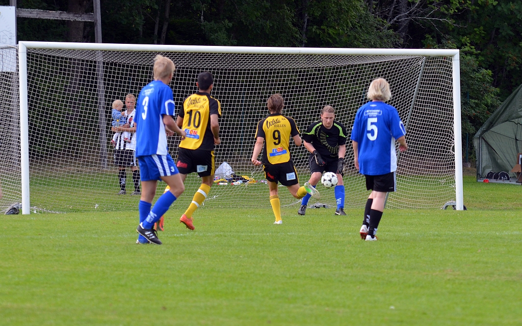 2013_0706_23.JPG - Linus Vennberg i bra läge men målvakten tar hand om bollen