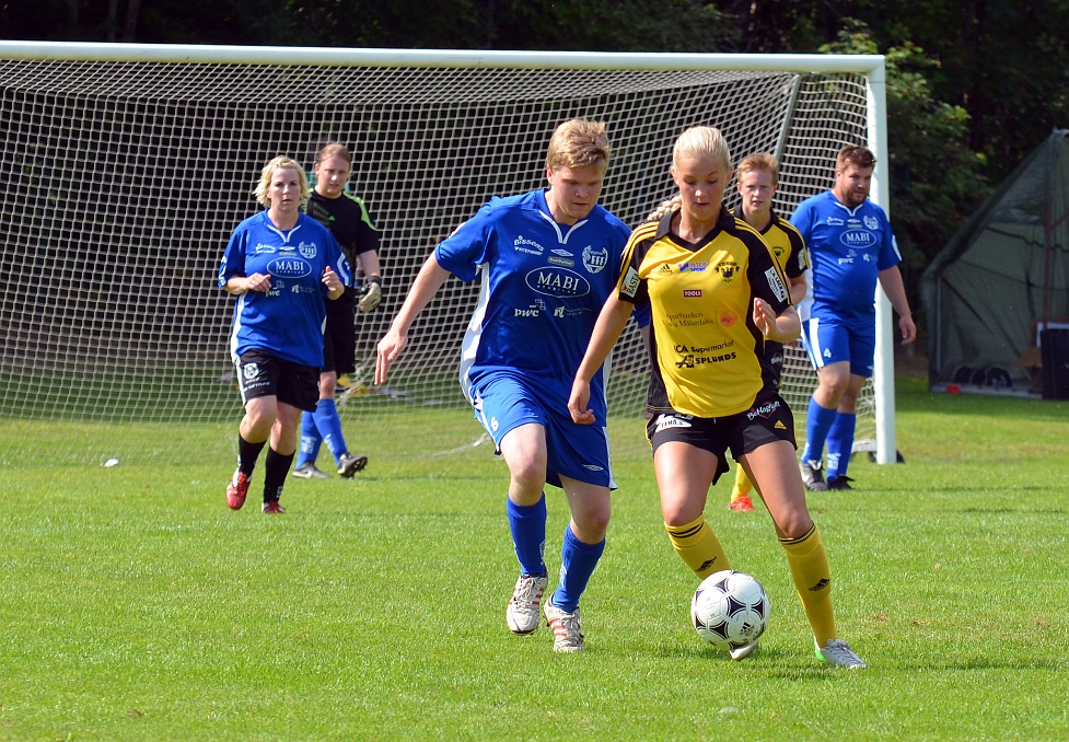 2013_0706_24.JPG - Sofie Olsson tar kontroll på bollen