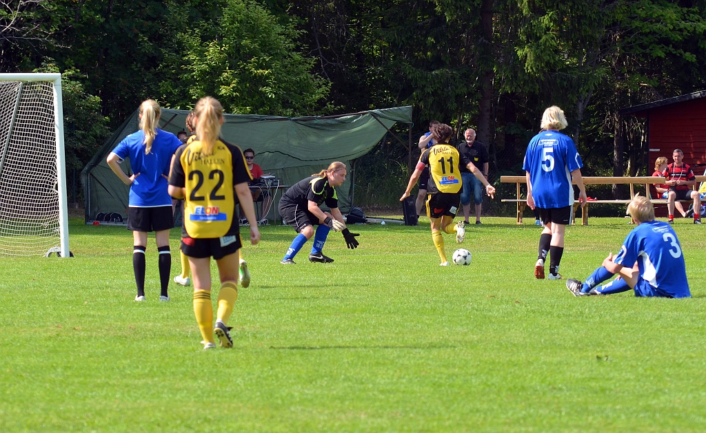 2013_0706_25.JPG - Niklas Fredriksson kommer ensam mot målvakten . . . .