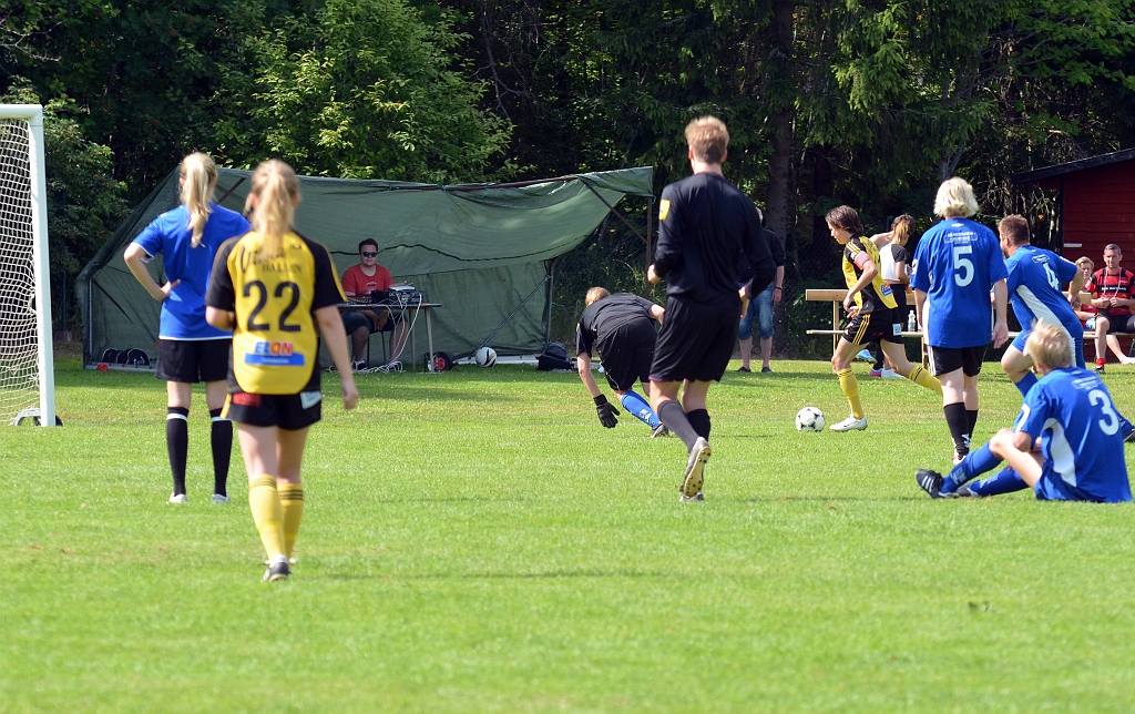 2013_0706_26.JPG - . . . . Niklas rundar målvakten på utsidan . . . .