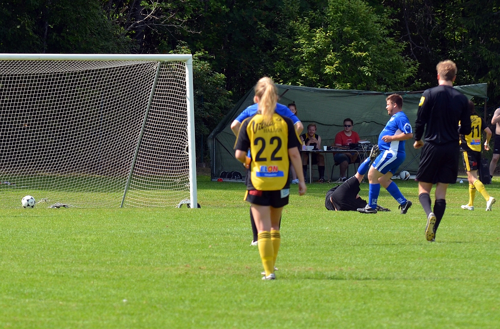 2013_0706_27.JPG - . . . . och han rullar bollen i mål, 3-0 till Södra