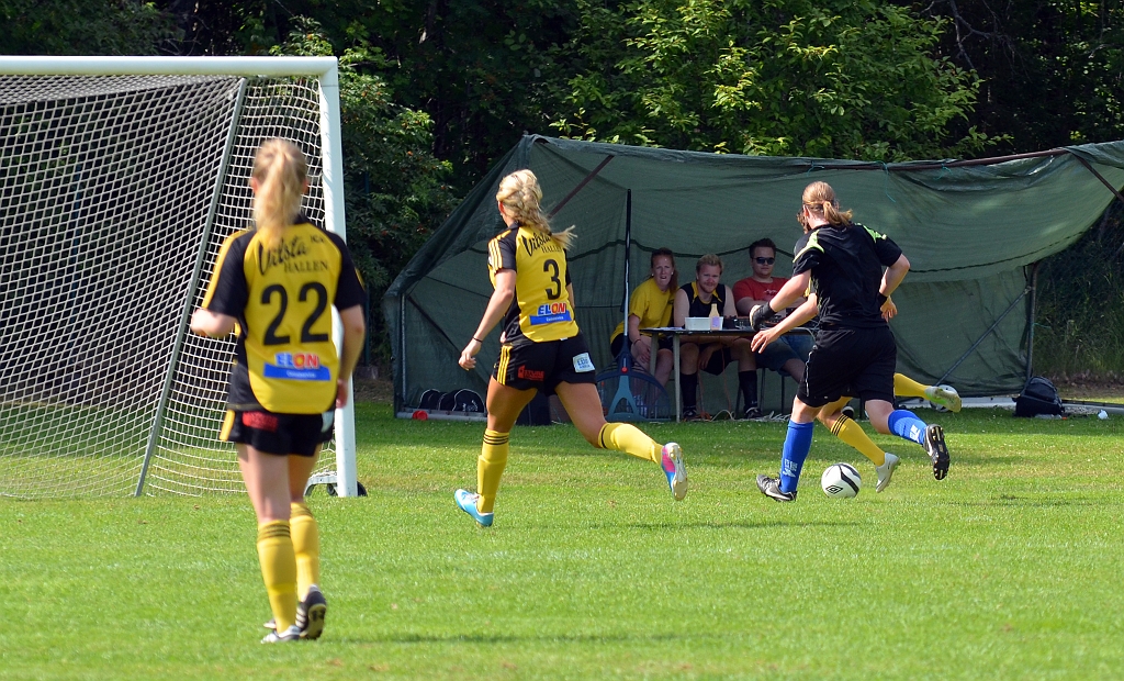 2013_0706_28.JPG - Linus Vennberg kommer i nästan samma läge som Niklas och rundar målvakten . . . .