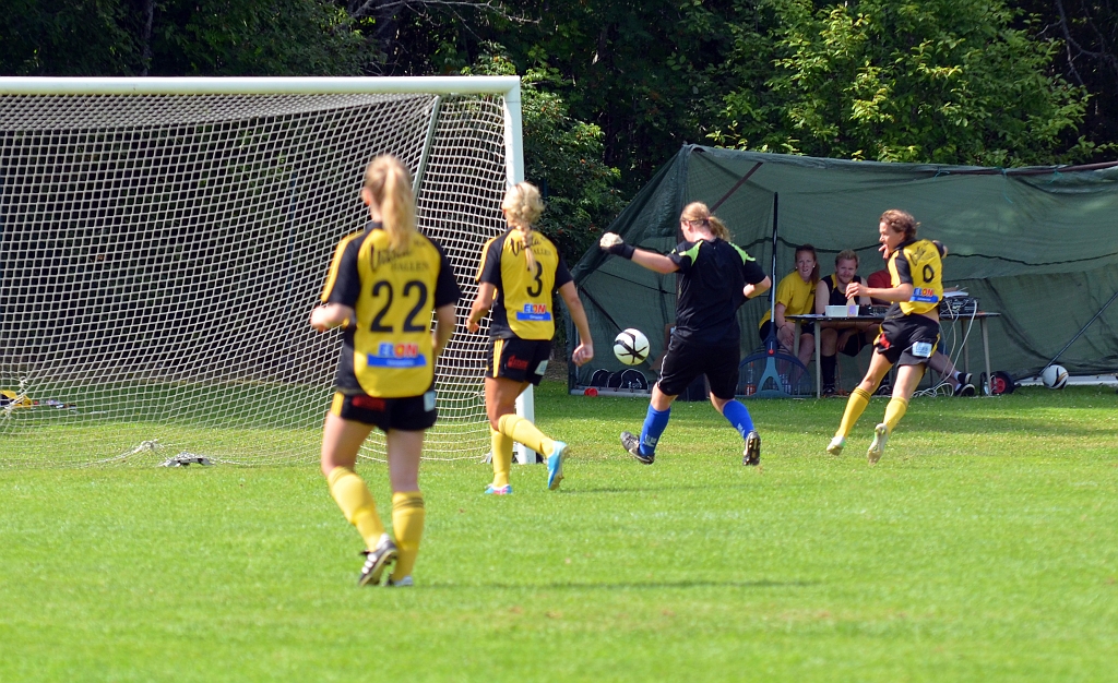 2013_0706_29.JPG - . . . . och skjuter bollen mot öppet mål . . . .