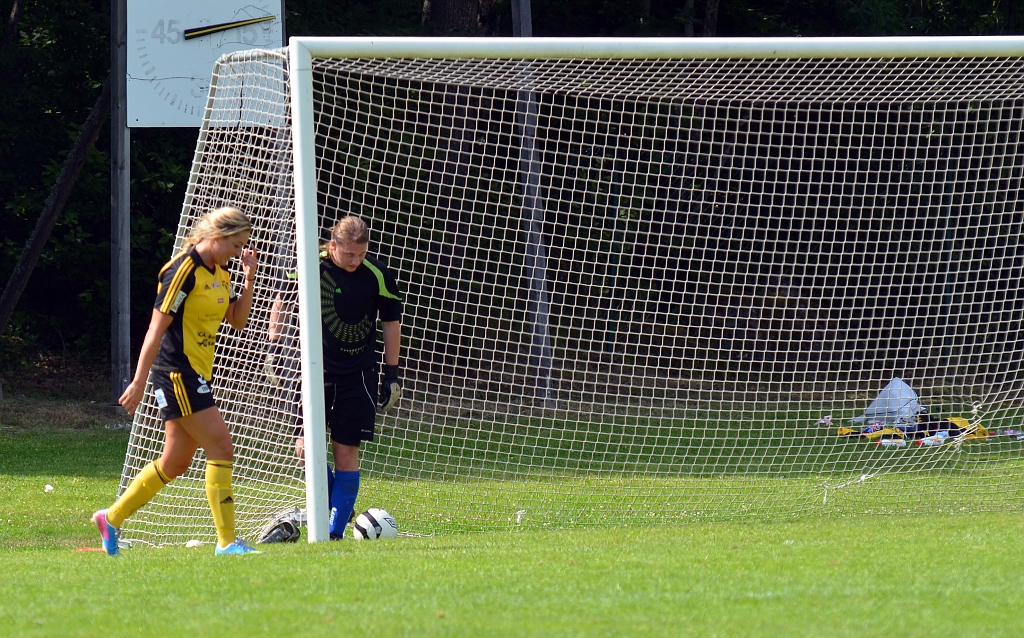 2013_0706_30.JPG - . . . . och bollen går in i bortre gaveln, 4-0 till Södra