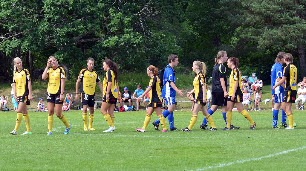 2013_0706_31.JPG - Spelarna tackar varandra efter matchen