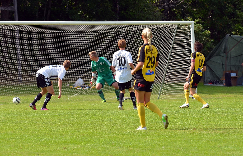 2013_0706_34.JPG - Niklas Fredriksson ger Södra ledningen med 1-0