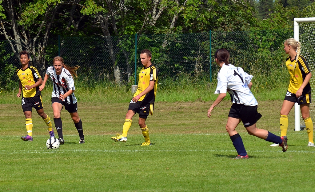 2013_0706_36.JPG - "Putte" Palmqvist spelar upp bollen