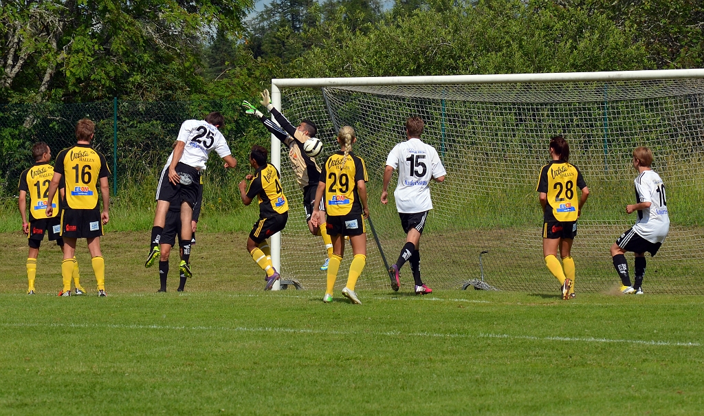 2013_0706_37.JPG - Munktorpshörna och bollen passerar målvakten . . . .