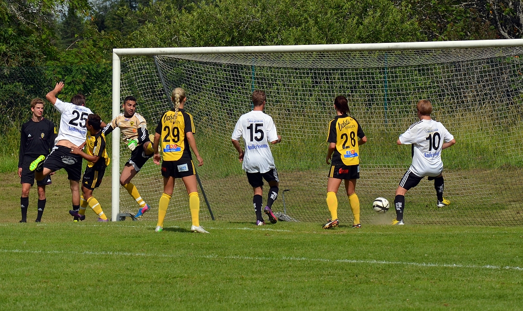 2013_0706_38.JPG - . . . . och bollen hamnar vid bortre stolpen där munktorpspelaren gör mål, 2-1 till Munktorp