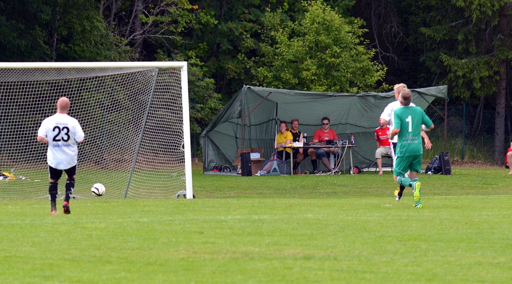 2013_0706_39.JPG - Dennis Boskailo skjuter från distans och kvitterar till 2-2 strax före pausvilan